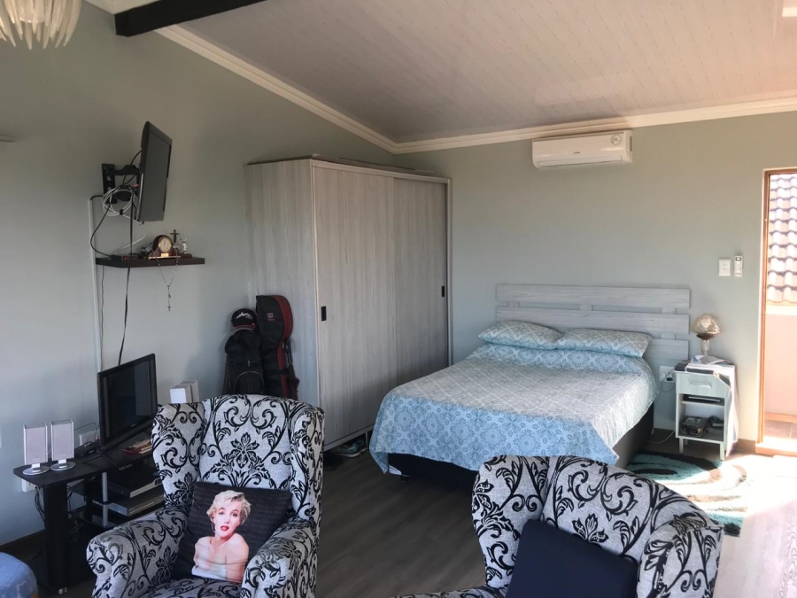 7 Bedroom Property for Sale in Sunnyridge Eastern Cape